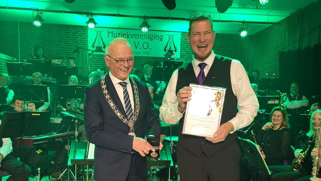 Foto: Muziekvereniging V.I.V.O. ontving zilveren legpenning voor haar 100-jarig bestaan