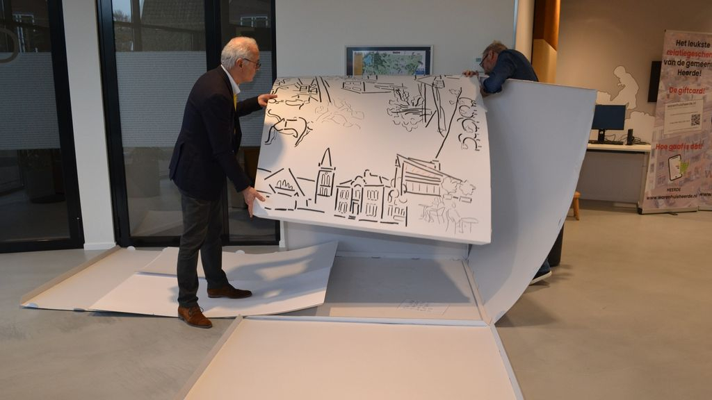 Foto: Burgemeester Jan Willem Wiggers helpt mee om kunstwerk uit elkaar te halen