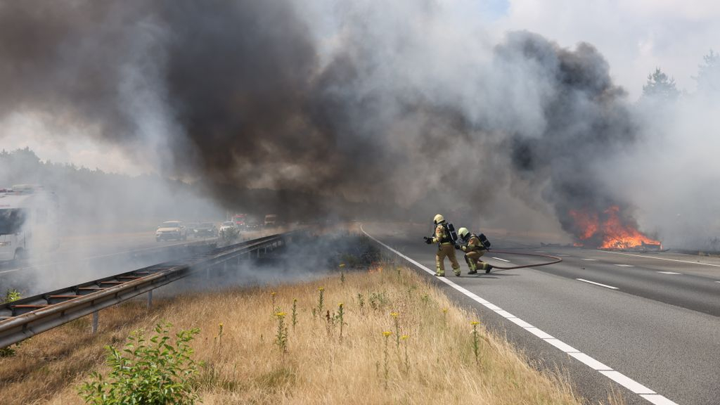 Foto: Vlammenzee op A50: caravan en bermen in brand