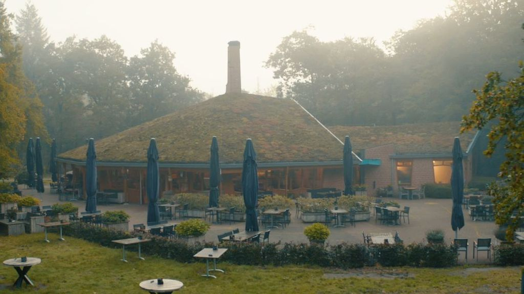 Foto: Spectaculaire woodcarvingdemonstratie bij De Ossenstal in Epe