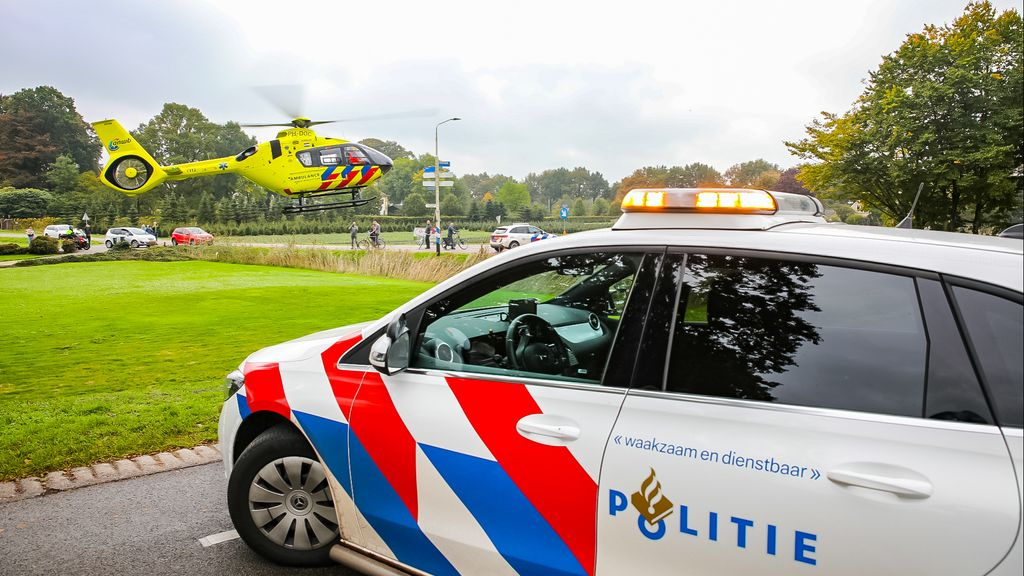 Foto: Omstanders reanimeren onwel geworden man (48) in auto