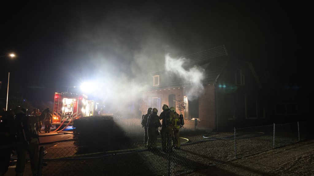 Foto: Benedenverdieping verwoest bij woningbrand in Heerde