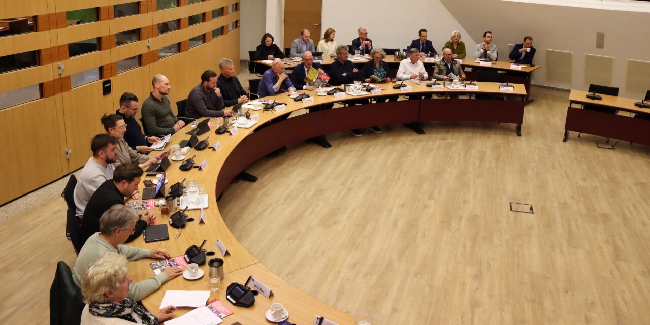 Foto: Profielschets burgemeester overhandigd aan Commissaris van de Koning