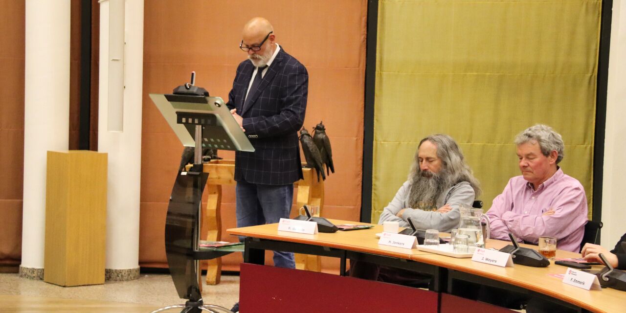 Foto: Profielschets burgemeester overhandigd aan Commissaris van de Koning