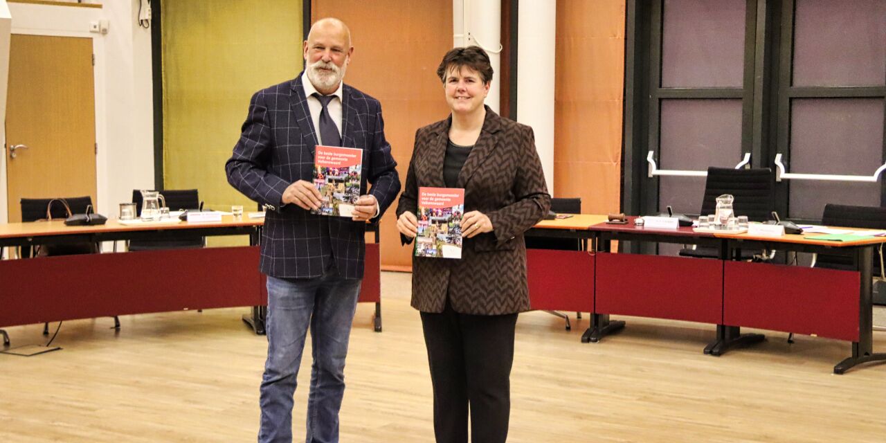 Foto: Profielschets burgemeester overhandigd aan Commissaris van de Koning