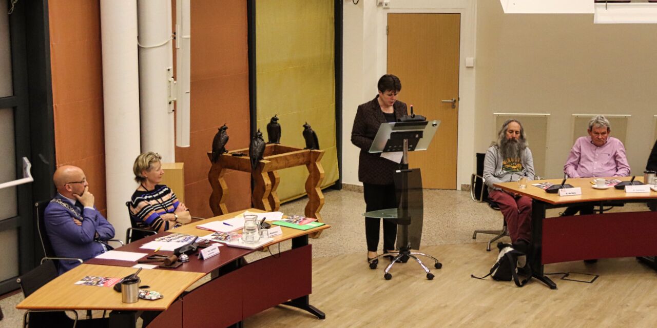 Foto: Profielschets burgemeester overhandigd aan Commissaris van de Koning