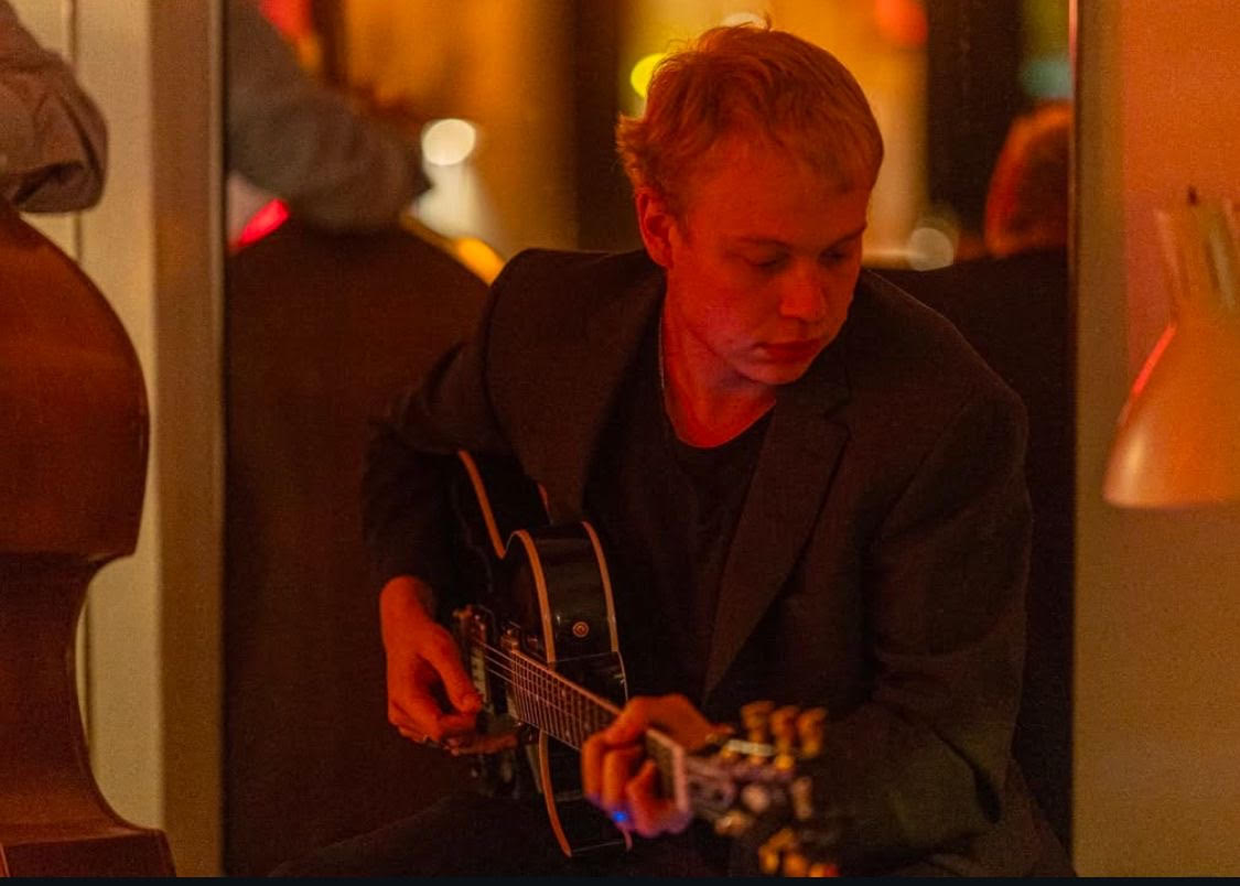 Foto: Jadi Peperzak bewees zijn talent in Jazz Café Maarheeze