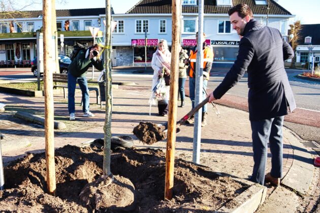 Foto: Boom geplant voor 100-jarige mevrouw van Elderen