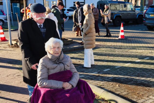 Foto: Boom geplant voor 100-jarige mevrouw van Elderen