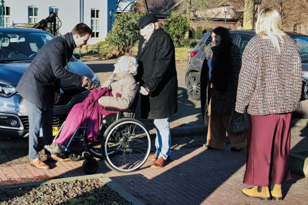 Foto: Boom geplant voor 100-jarige mevrouw van Elderen