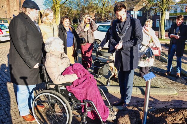 Foto: Boom geplant voor 100-jarige mevrouw van Elderen