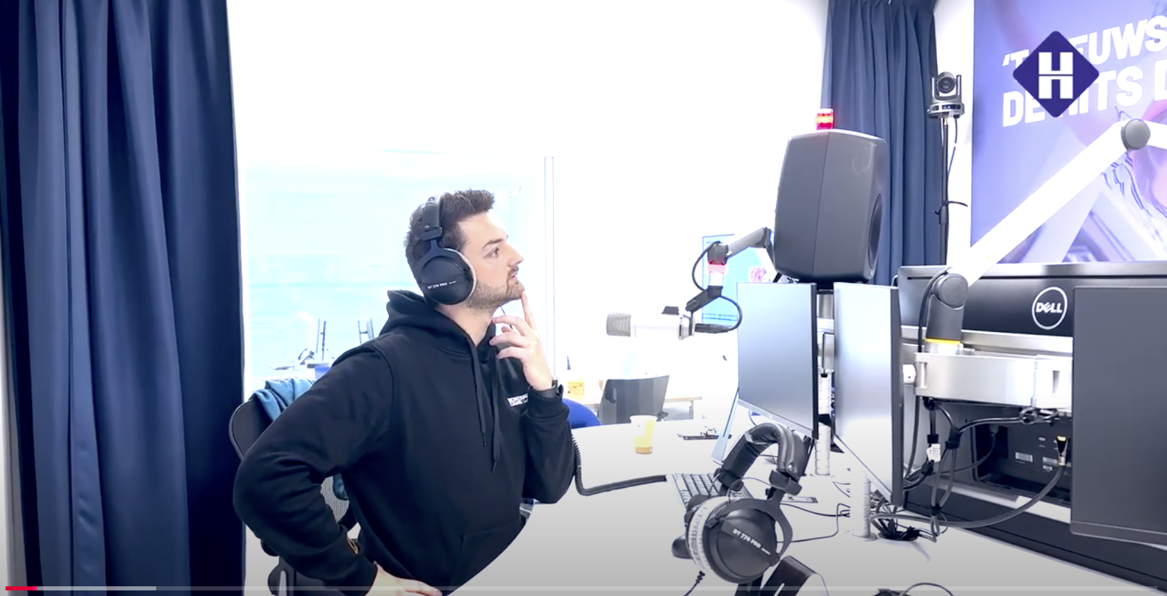 Foto: Muurkunstenaar Jasper Briks te gast bij Radio Horizon