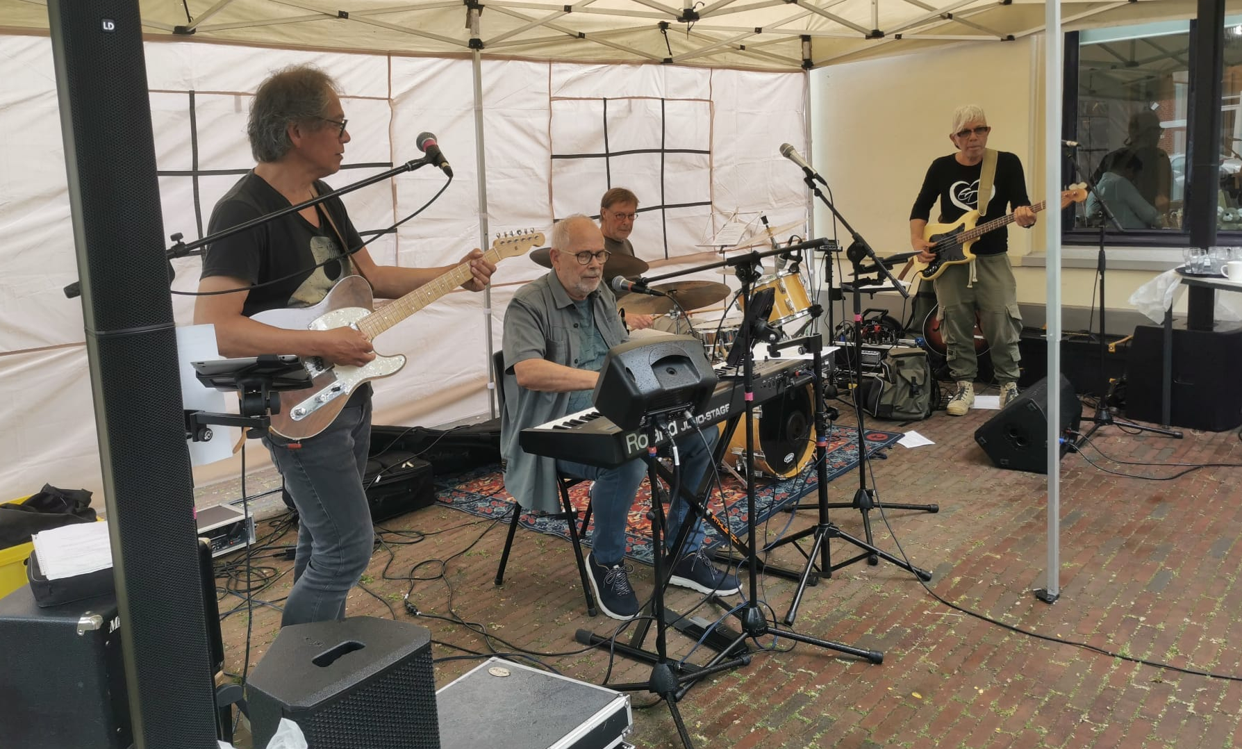 Foto: Muziekterras bij Museum de Casteelse Poort: Een Nostalgische Reis met Tuxedo en de Jargoons
