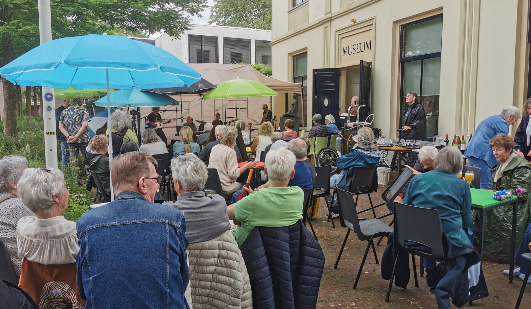 Foto: Muziekterras bij Museum de Casteelse Poort: Een Nostalgische Reis met Tuxedo en de Jargoons