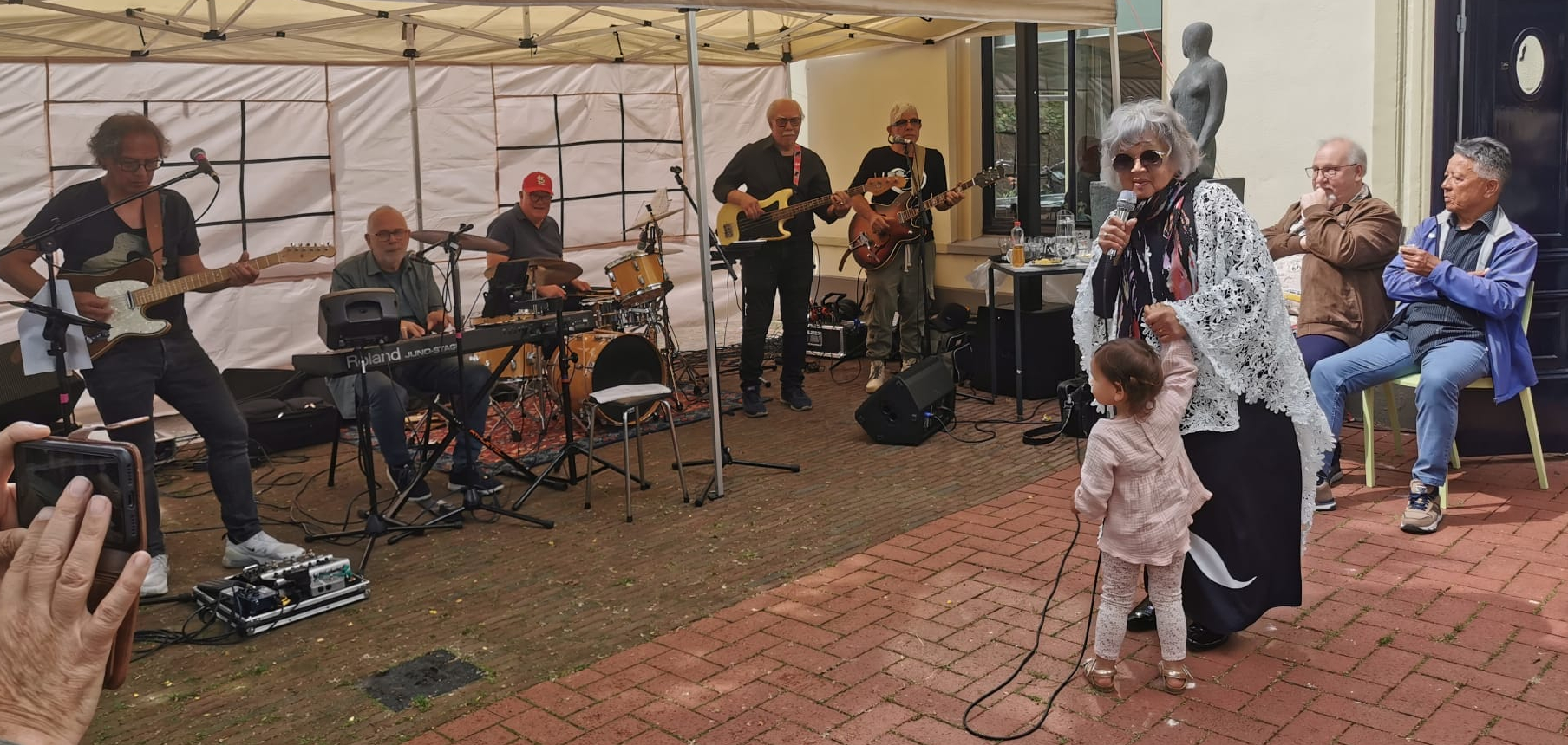 Foto: Muziekterras bij Museum de Casteelse Poort: Een Nostalgische Reis met Tuxedo en de Jargoons