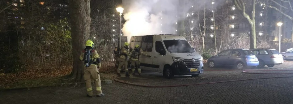 Foto: Bestelbus volledig uitgebrand aan de Pomona in Wageningen