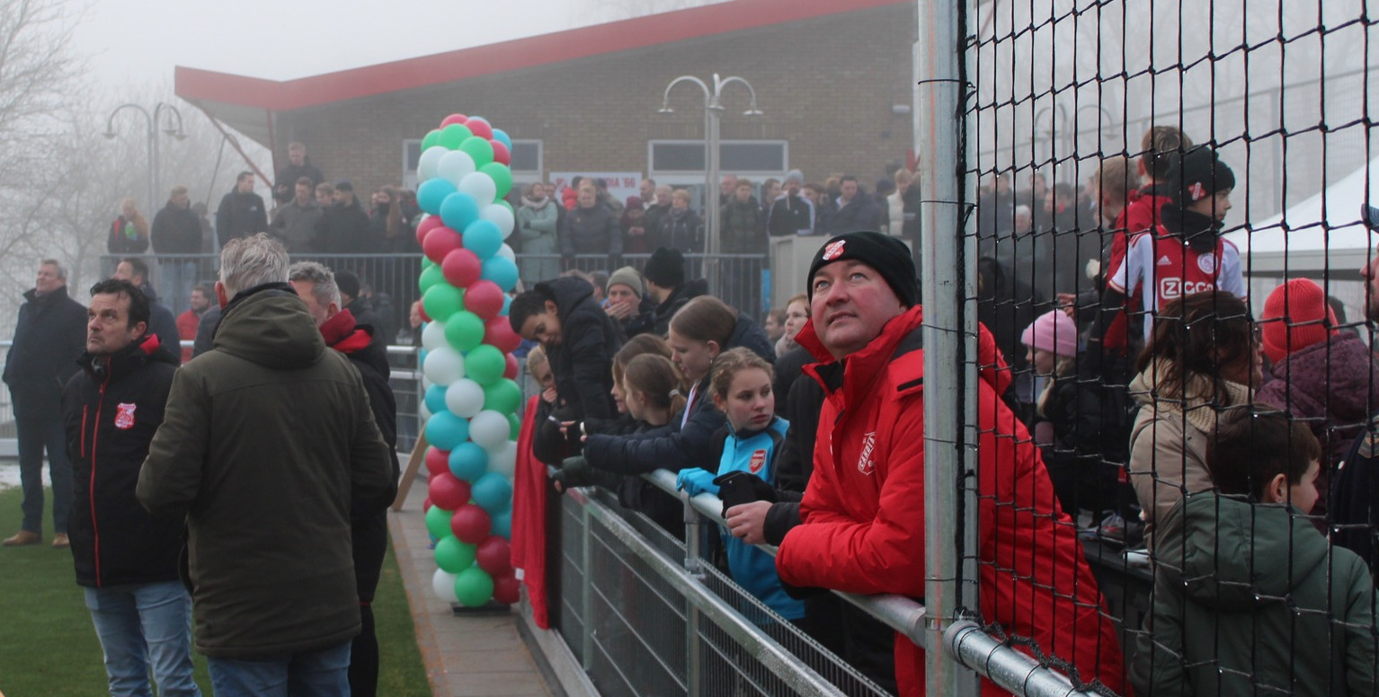 Foto: Parachutist Landt Per ongeluk in Apenverblijf Ouwehands Dierenpark tijdens Feestelijke Sprong