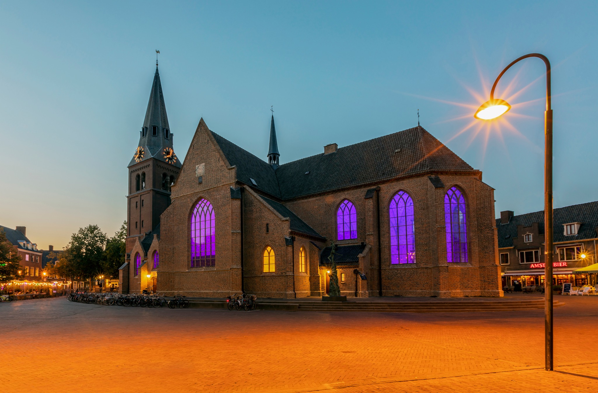 Foto: Grote Kerk in Wageningen blauw verlicht ter ere van Royal Canadian Air Force