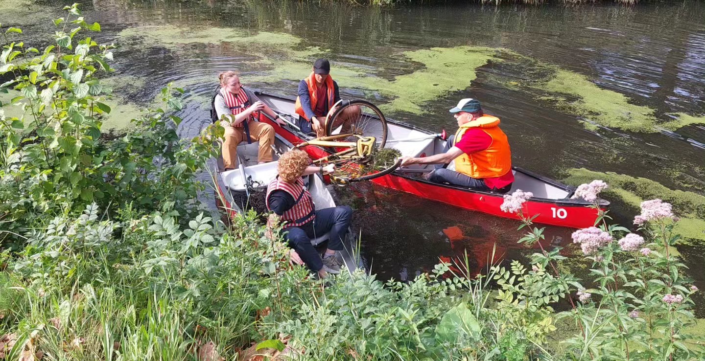 Foto: Succesvolle Opschoonvaart in Wageningen: Een Schoner Centrum en Verrassende Vondsten!