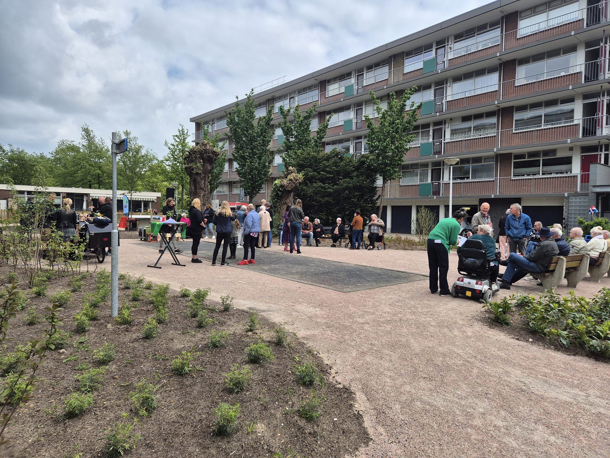 Foto: Groene oases tussen de Rooseveltweg flats