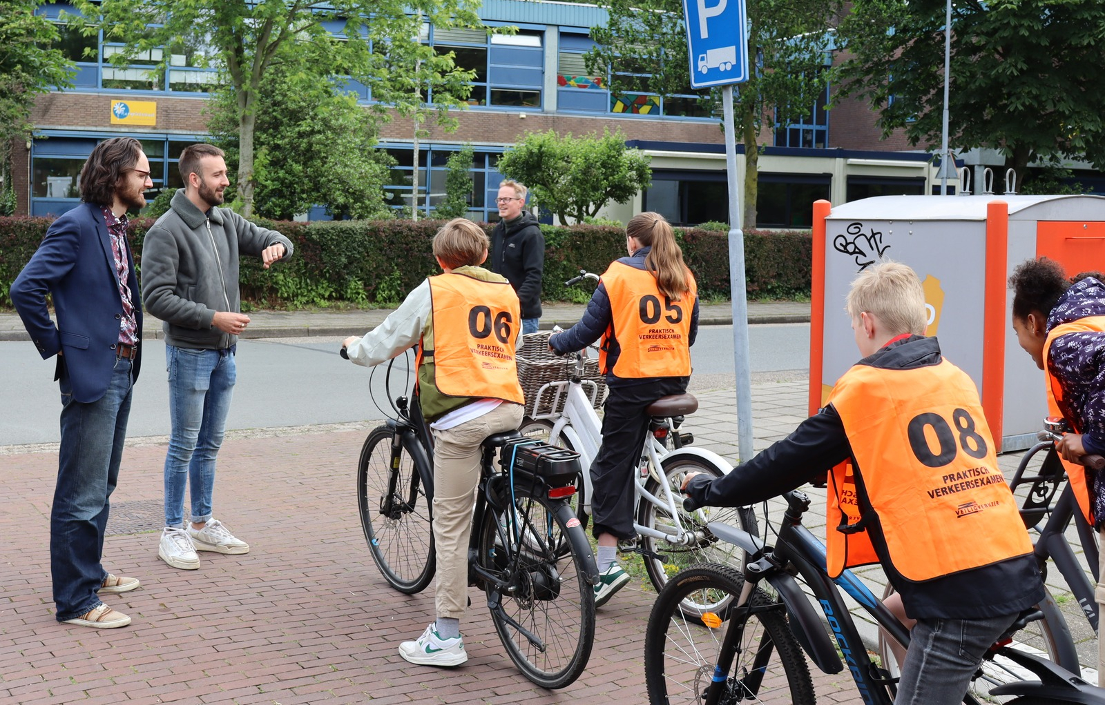 Foto: Verkeersexamen voor ruim 200 Wageningse basisschoolleerlingen: Jong geleerd is oud gedaan