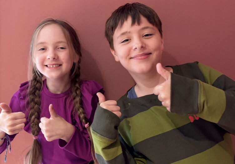 Foto: Kinderburgemeester-duo wint klimaatprijs met vlammende en humorvolle speech