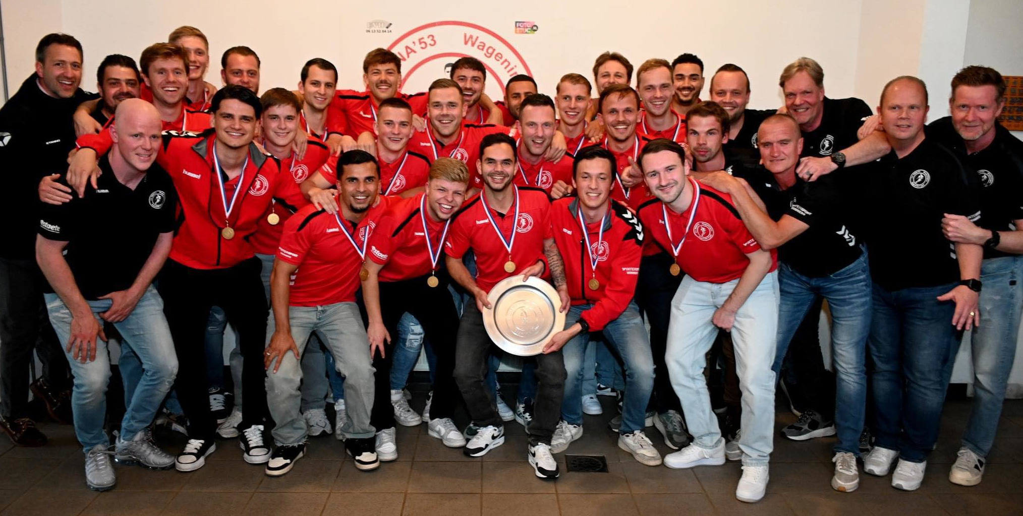Foto: Bizar kampioenschap ONA'53 gevierd met huldiging door burgemeester Floor Vermeulen en wethouder Anne Janssen