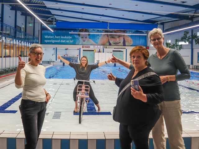 Foto: 35 Kinderen in Wageningen kunnen hun A en B zwemdiploma behalen dankzij Annemiek van Vleuten's wielrenspullen