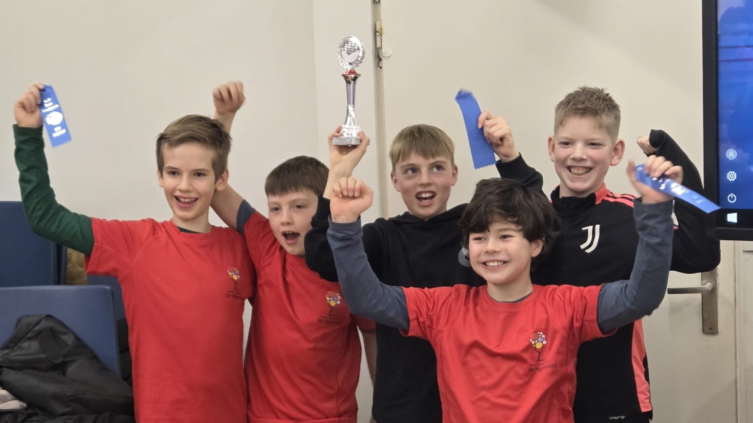 Foto: Schooldamsucces voor Nijenoord en Plataan