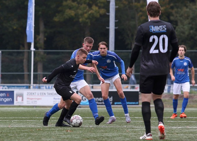 Foto: SKV behaalt verdienstelijk gelijkspel tegen koploper Woezik