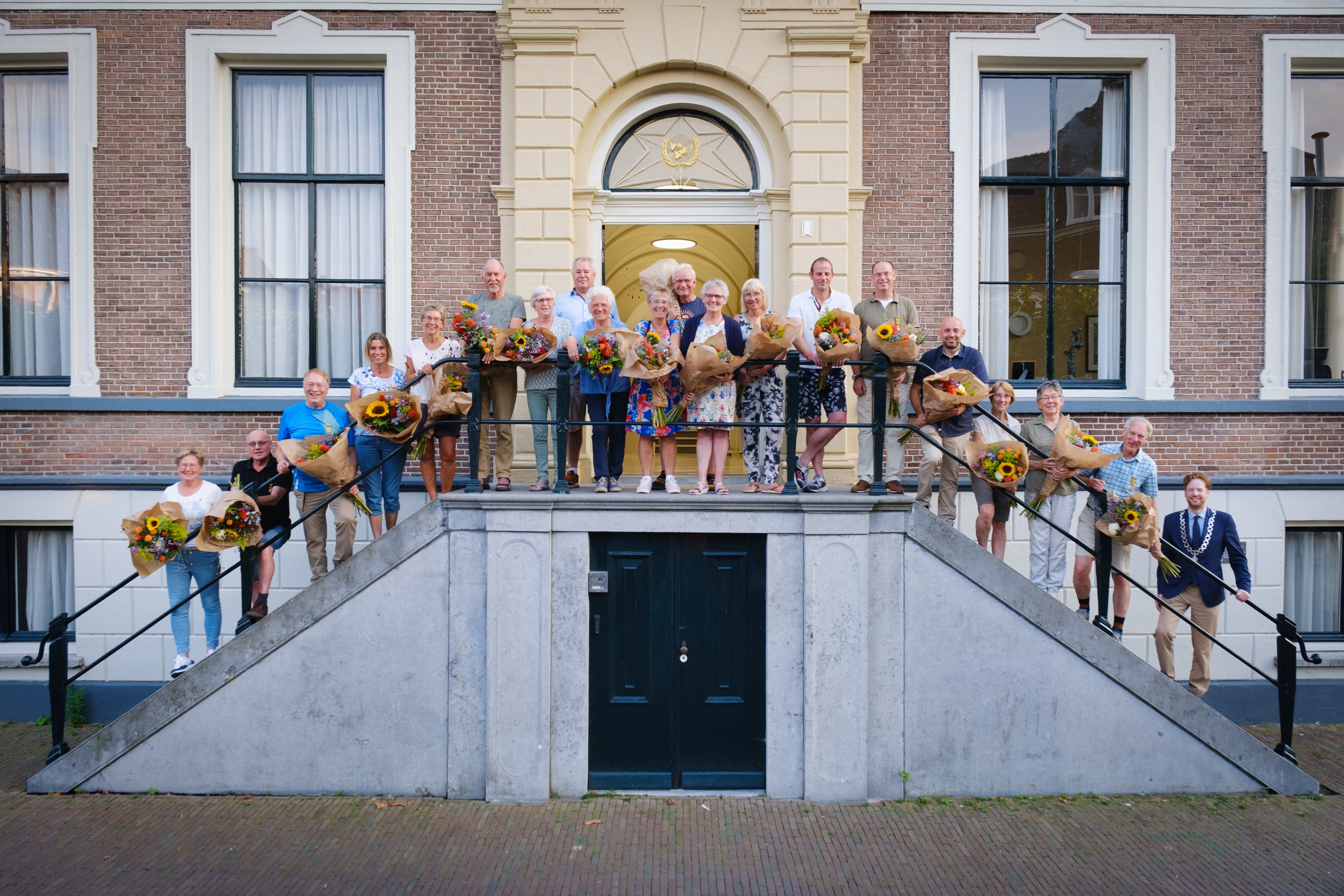 Foto: Wageningse Vierdaagse lopers in de bloemetjes gezet tijdens traditionele huldiging
