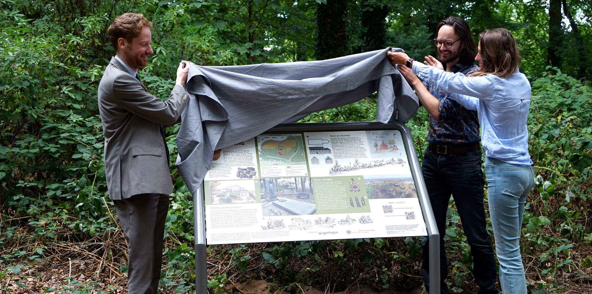 Foto: Informatiepaneel onthuld op de Westberg: venster op een verborgen verleden