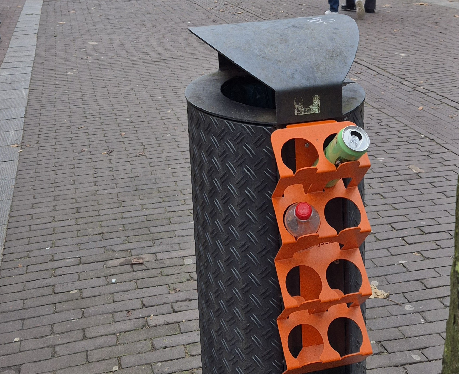 Foto: Oranje Statiegeldbeugels in Wageningen: Een Duurzaam en Sociaal Initiatief