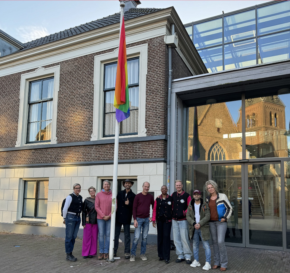 Foto: Gemeente Wageningen viert Coming Out Day met hijsen van de regenboogvlag