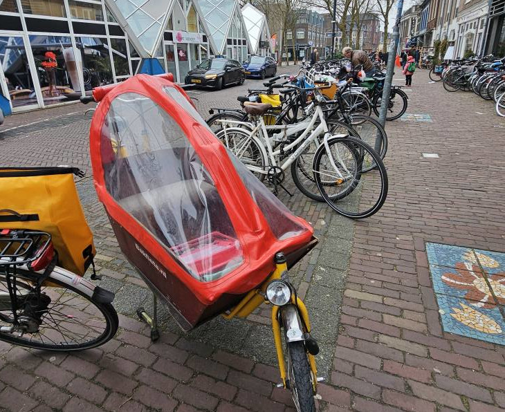 Foto: Ophef in Wageningen: Fietsen blokkeren invalide parkeerplaats bij bibliotheek