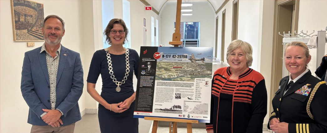 Foto: Onthulling Herinneringsbord Veensteeg: Het Levend Houden van Oorlogsherinneringen