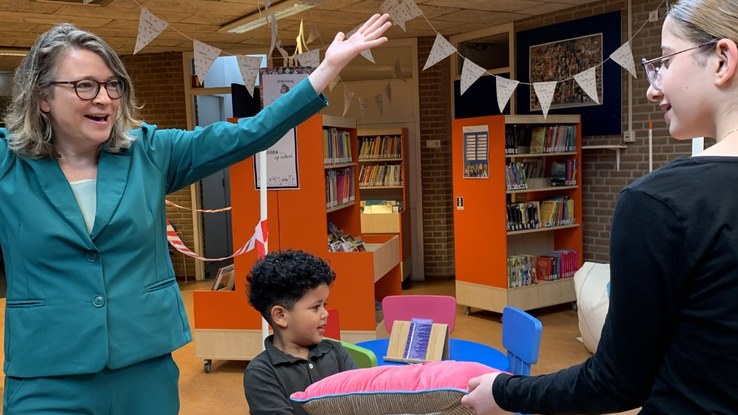 Foto:  Wageningse Kinderboekenschrijfster Mieke van Hooft opende Zesde Schoolbibliotheek op H.J. Piekschool