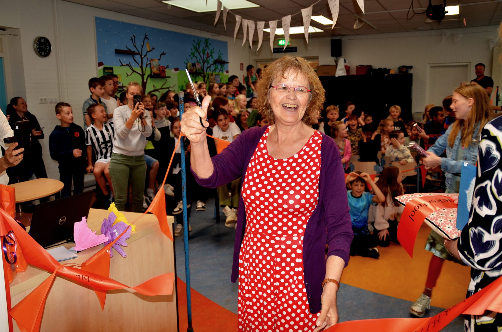 Foto:  Wageningse Kinderboekenschrijfster Mieke van Hooft opende Zesde Schoolbibliotheek op H.J. Piekschool