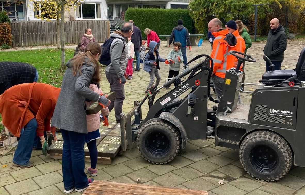 Foto: Tegelwippen op het Groen van Prinstererplein: een nieuw begin voor de buurt