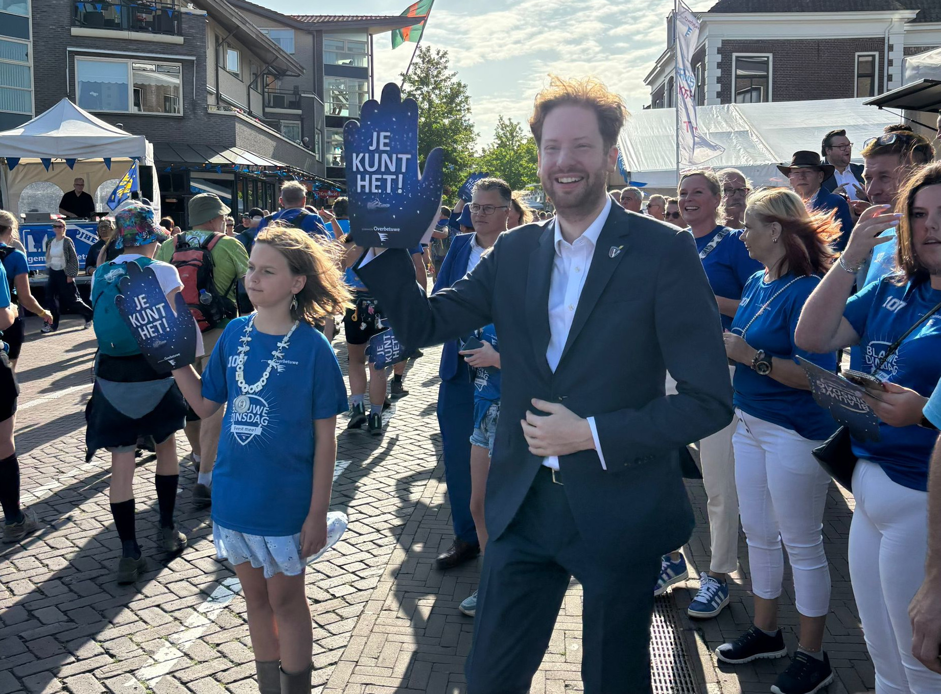 Foto: Wageningse wandelaars vol enthousiasme van start tijdens de Nijmeegse Vierdaagse!