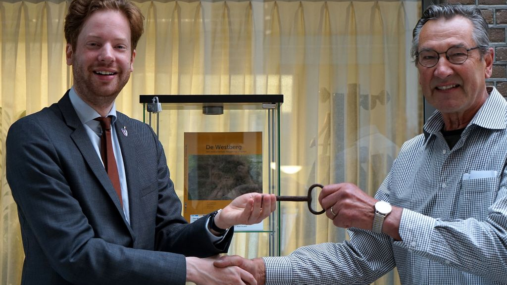 Foto: Het Wagenings verleden in de vitrine van het stadhuis