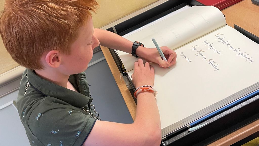 Foto: Kinderburgemeester Seppe neemt afscheid met jeugdlintje