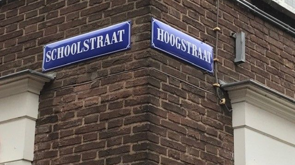 Foto: Wageningse binnenstad krijgt weer historische straatnaamborden