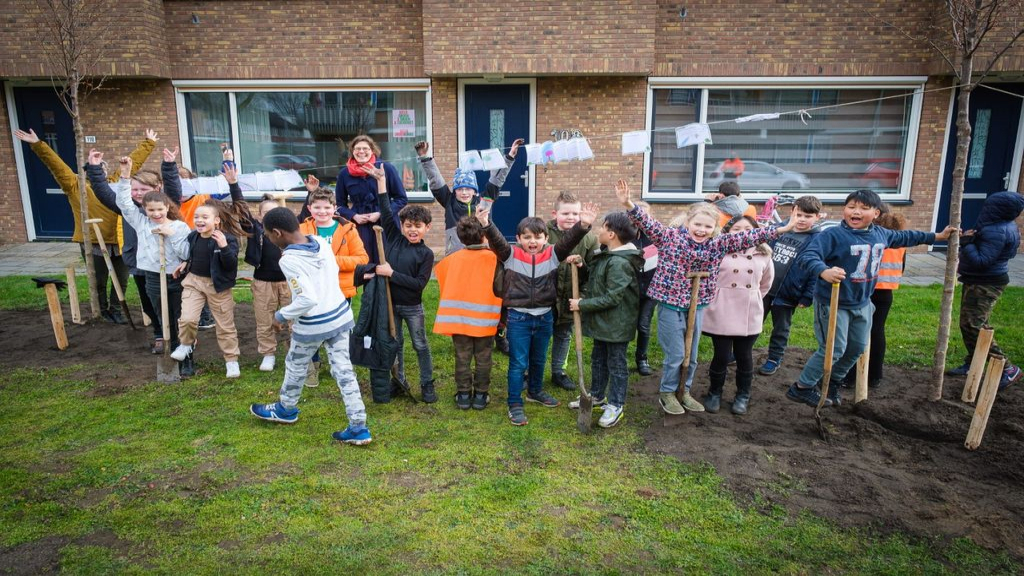 Foto: Leerlingen plantten negen bomen in de Julianastraat