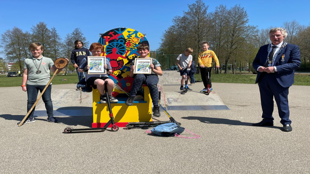 Foto: Jeugdlintjes in Wageningen op de fiets rondgebracht