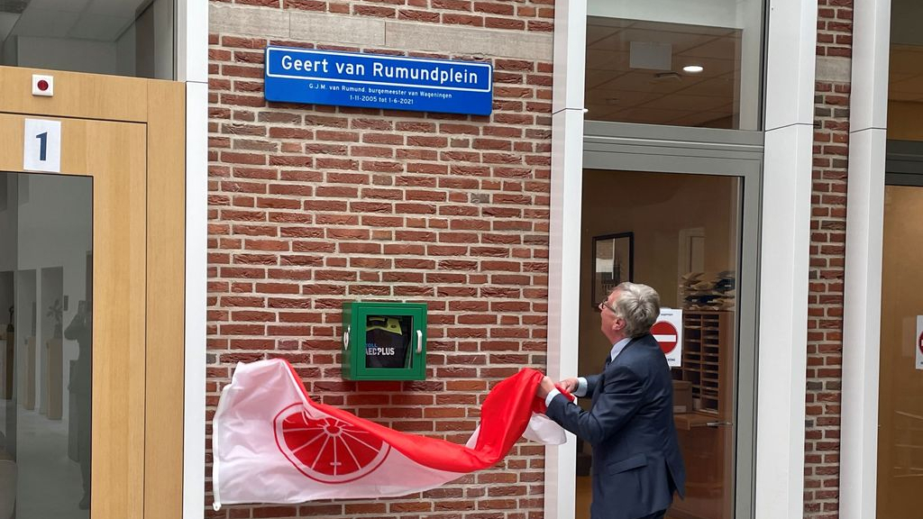 Foto: Burgemeester krijgt bij afscheid een eigen plein