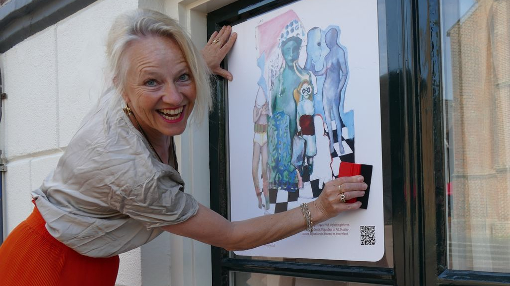 Foto: Tentoonstelling Culturele Ronde op de ramen van het Stadhuis