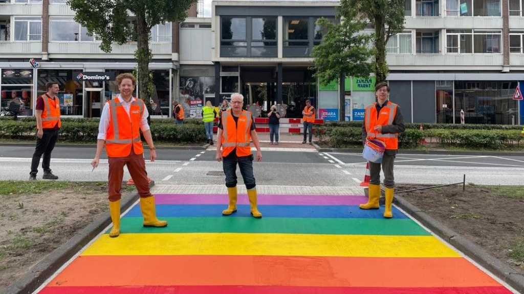 Foto: Voetgangersoversteek in de kleuren van de regenboog