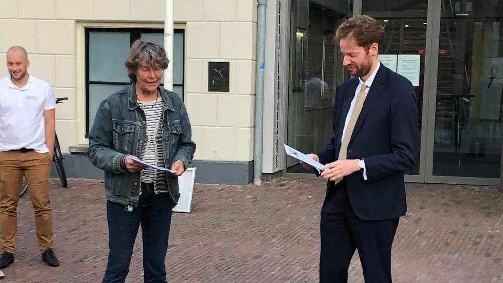 Foto: Hondenvrienden park de Blauwe Bergen bieden petitie aan