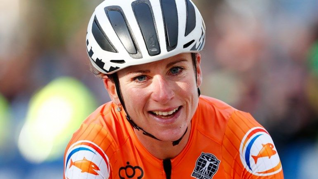 Foto: Van Vleuten geen wereldkampioen op de weg, Italiaanse wint sprint